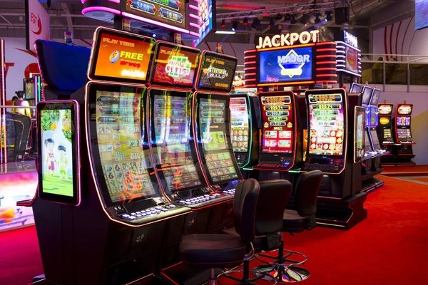 qq333bet slot platform interface showing sports, live dealer, slots, and esports categories